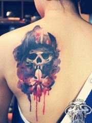 一张时尚经典的水墨骷髅与兰花纹身图案