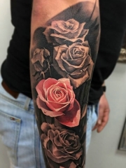 手臂一款抢眼的3d玫瑰花纹身图案