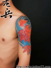 手臂上的火红色枫叶图案