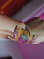 手腕上漂亮的彩绘莲花纹身图案
