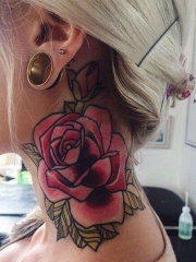 女性颈部彩绘玫瑰花纹身图案