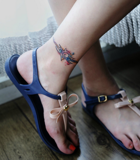 点击大图看下一张：女生脚踝漂亮的彩绘水墨风图腾纹身