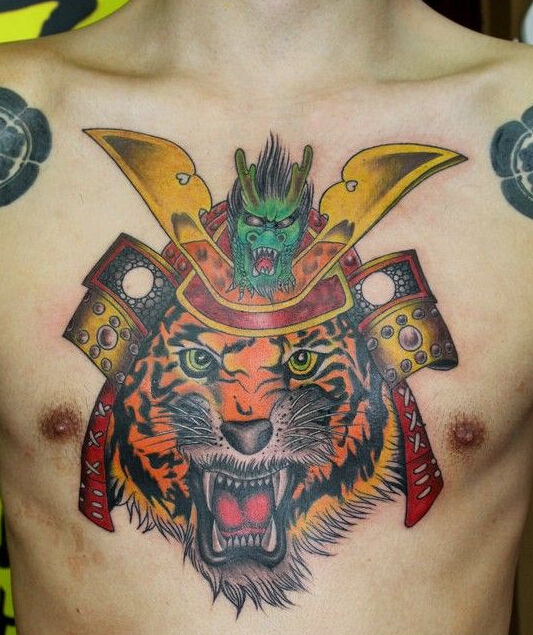 点击大图看下一张：男性胸部霸气老虎和麒麟头纹身