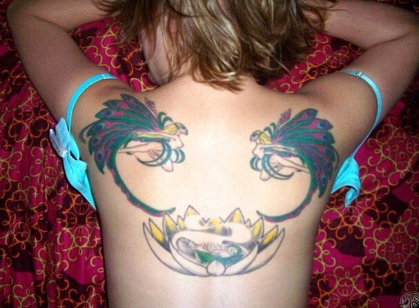 点击大图看下一张：女性背部精灵莲花彩绘纹身图案