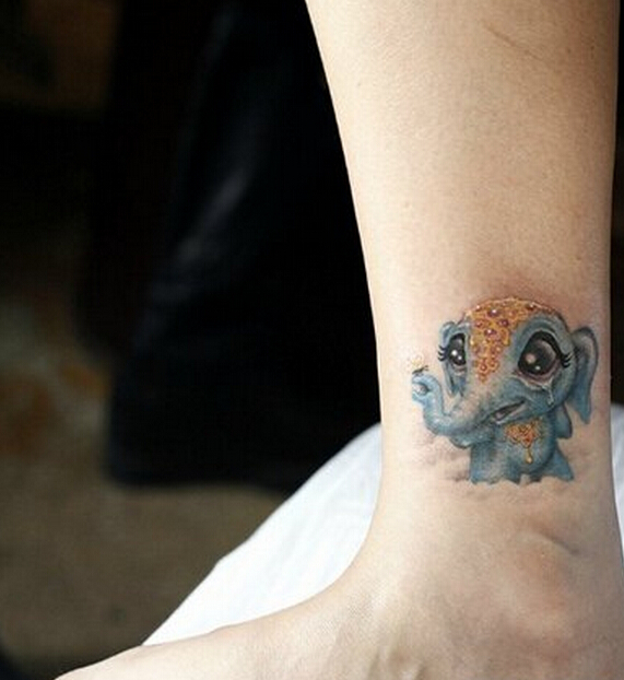 点击大图看下一张：女性腿部可爱的蓝色流泪小象纹身图案