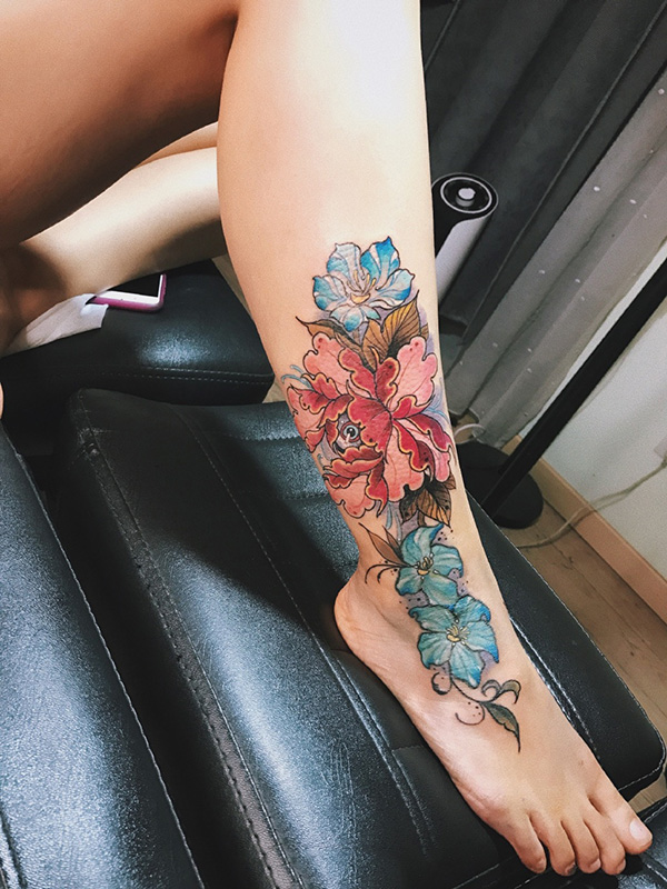 点击大图看下一张：小腿鲜艳的花卉彩绘纹身图案