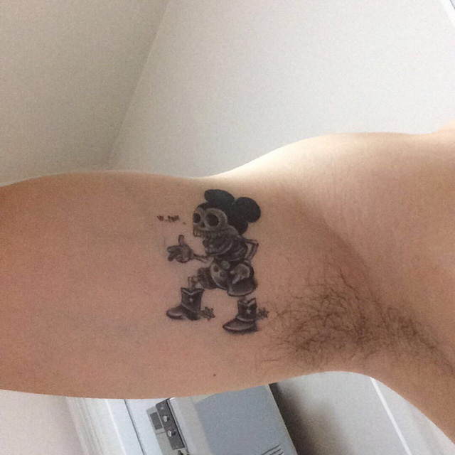 点击大图看下一张：手臂内侧米老鼠骷髅卡通纹身