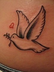 和平鸽子和红心图案的纹身