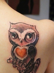 背部可爱的猫头鹰爱心纹身图案
