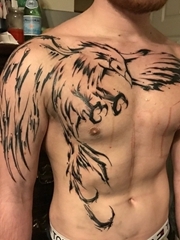 男性胸部至手臂上黑色的徒手凤凰纹身水墨画纹身图片