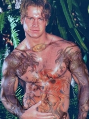欧美男生胸部彩绘骏马和手臂龙纹身图案