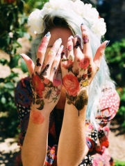 女性手部漂亮的彩色玫瑰花纹身