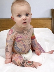 超萌婴儿身上欧美风格图腾纹身图片
