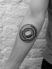 男性手小臂上的简单的黑色线条标记纹身图案