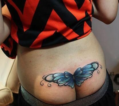 点击大图看下一张：女孩子臀部彩绘抽象的翅膀刺青图片