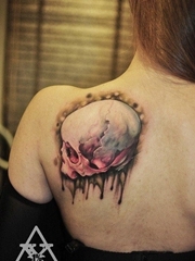 美女后背的一款彩色骷髅纹身图案