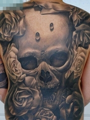男人满背超酷的骷髅与玫瑰花纹身图案