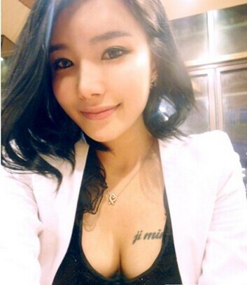 点击大图看下一张：韩国女生性感正妹胸部小清新英文纹身