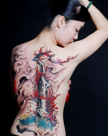 点击大图看下一张：女孩满背漂亮的梅花风景纹身