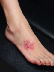 女生脚背上性感的花蕊纹身图案