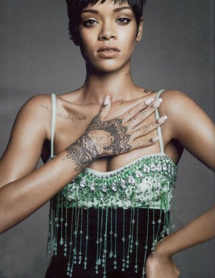 点击大图看下一张：明星蕾哈娜手部海娜图腾纹身