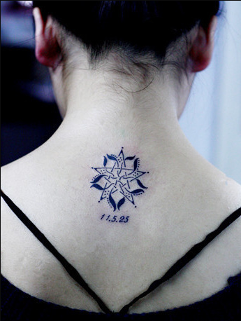 点击大图看下一张：女生后背蓝色五星芒数字纹身图案