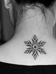 女生后颈部黑色雪花图腾纹身
