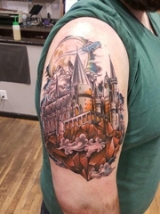 男性右手臂上精致的哈利波特城堡纹身图片