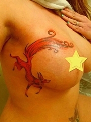 性感美女胸部右侧红色的火狐狸纹身图片