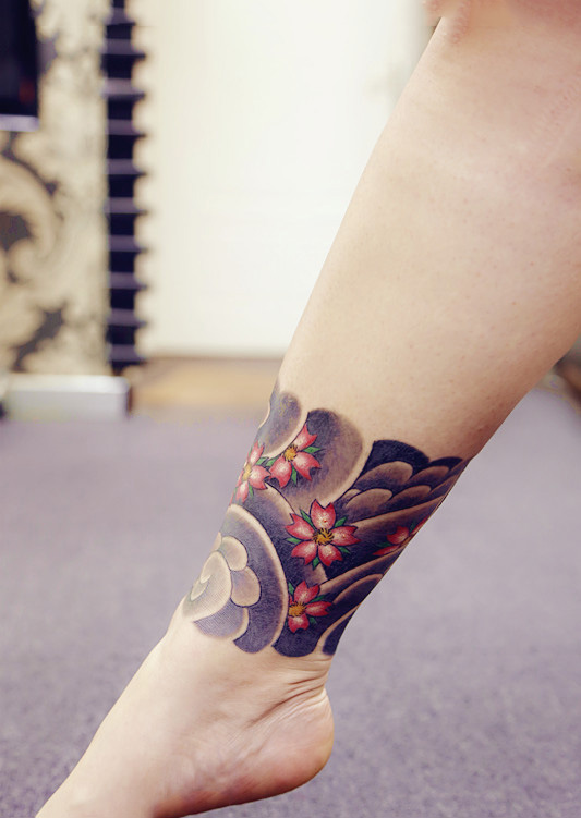 点击大图看下一张：象征着爱情与希望的腿部脚环樱花纹身