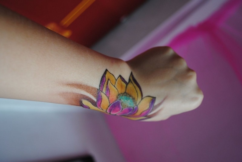 点击大图看下一张：手腕上漂亮的彩绘莲花纹身图案
