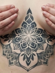 性感女性腹部上精致的装饰风格曼陀罗纹身图片
