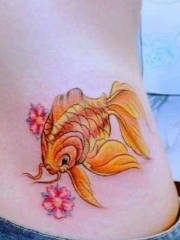 女孩子腰部彩色小金鱼樱花刺青图片