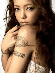 日本明星安室奈美惠手臂刺青图片