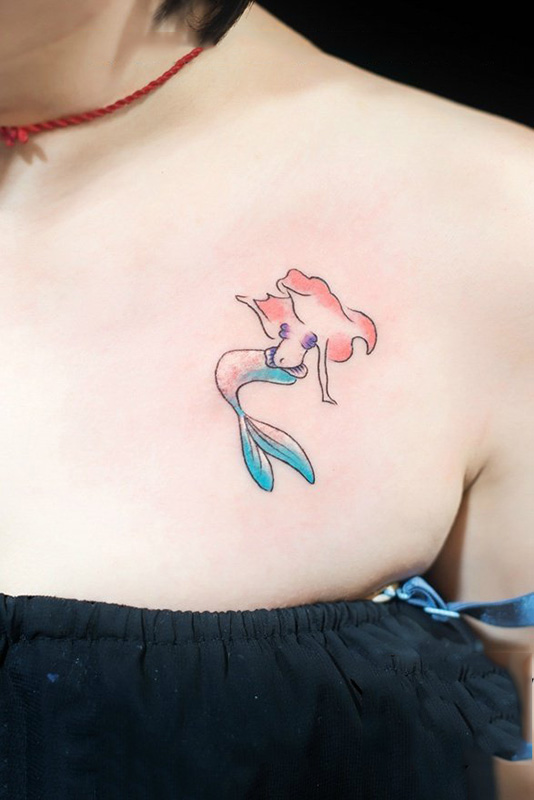 点击大图看下一张：胸部小清新美人鱼卡通纹身图案