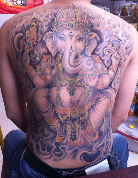点击大图看下一张：男性满背经典彩绘象神纹身