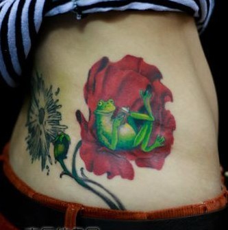 点击大图看下一张：全彩玫瑰青蛙纹身图片