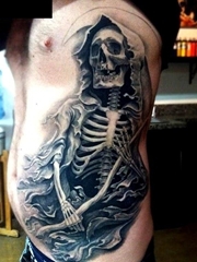 侧腰上一张经典的死神纹身图案