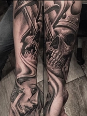 无可挑剔的黑灰色花臂纹身图案来自格雷格