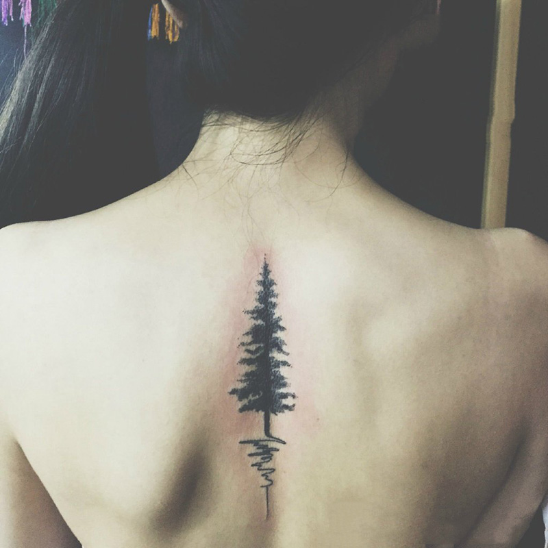 点击大图看下一张：女生后背自然系小清新大树纹身