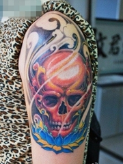 手臂一张经典时尚的彩色传统骷髅纹身图案