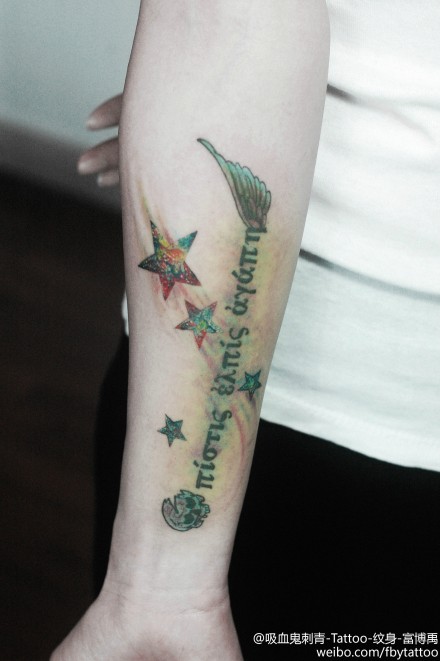 点击大图看下一张：手臂上梦幻的星星翅膀骷髅字母纹身图案