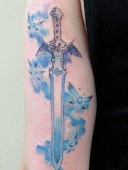 漂亮的蓝色蝴蝶缠绕着的手臂剑纹身图片