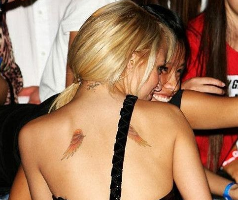 点击大图看下一张：明星妮可里奇天使翅膀纹身图案