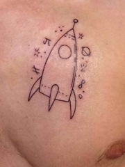 男子左胸部上简单的线条星球和飞船纹身图片