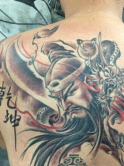 男士背部个性的中文关公和龙纹身