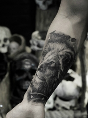 男生手臂狮子王个性纹身图案