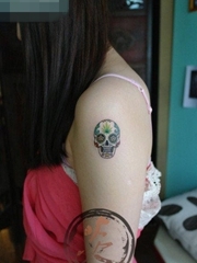 女生手臂精美小巧的欧美骷髅纹身图案