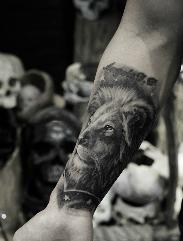 点击大图看下一张：男生手臂狮子王个性纹身图案