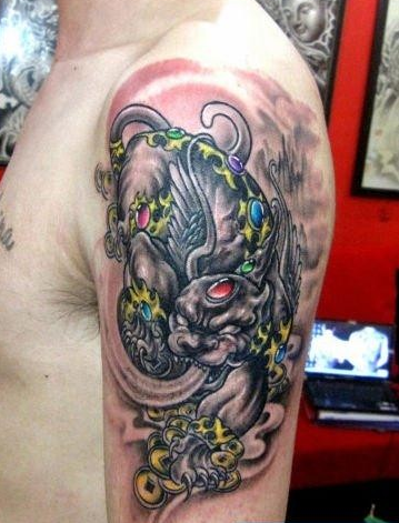 点击大图看下一张：男性手臂好看的彩色招财神兽貔貅纹身